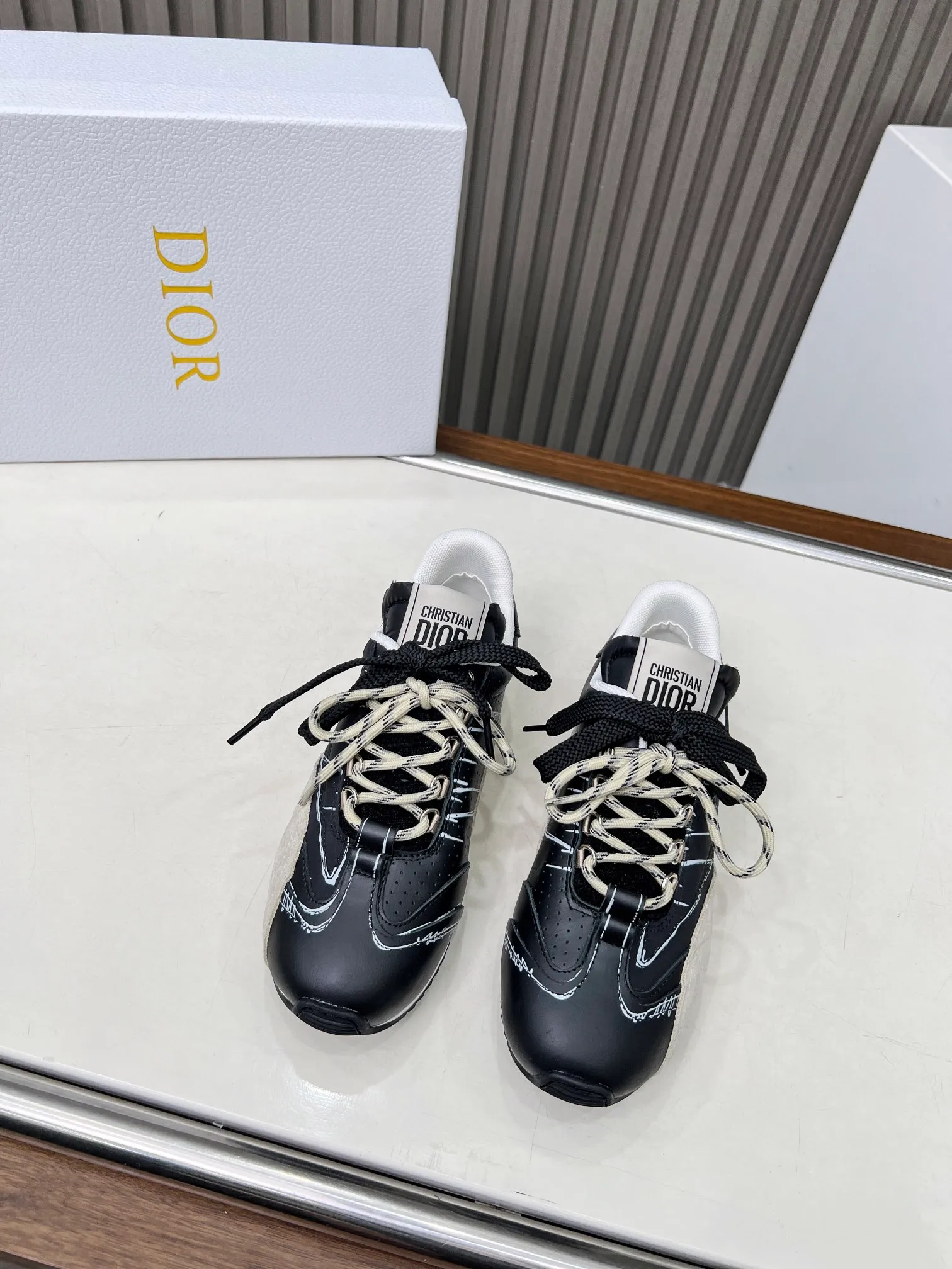 👟👟Ex-factory price 560👟👟 This D-Sketch sneaker is a new product of the 2025 spring and summer ready-to-wear series, highlighting the classic retro aesthetics. Crafted from gold-tone crinkled sheepskin and gold-toned laminated calfskin, it features a printed logo inspired by the shoe's production stages, as well as beige suede calfskin panels and double laces. Hand-written Christian Dior Paris signature on the side, Christian Dior Paris signature panels and plaques on the heel and tongue. Paired with two-tone slim rubber soles, they add a touch of couture to any casual look. Code number: 35~45 Color: black white gold silver